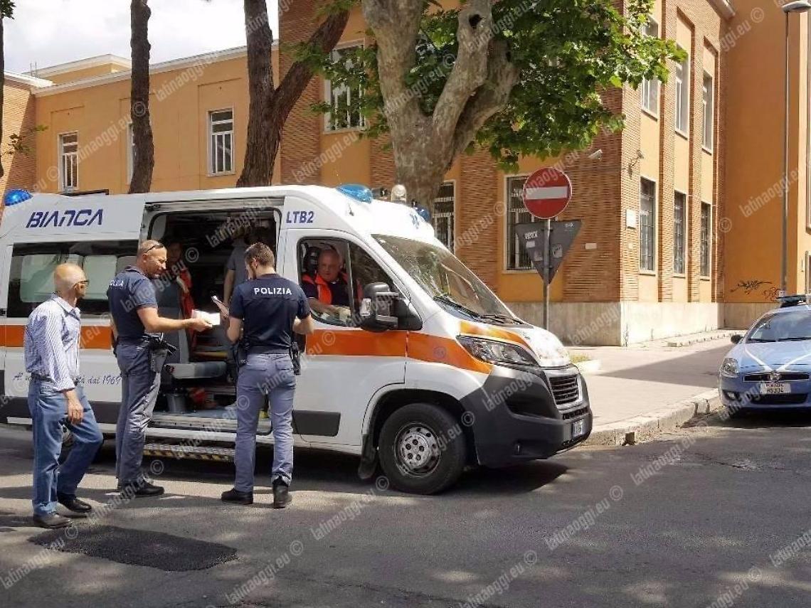 Botte all'uscita di  scuola per una ragazza Sedicenne scampa alla furia di un gruppo di coetanei grazie all'intervento di un amico che viene 