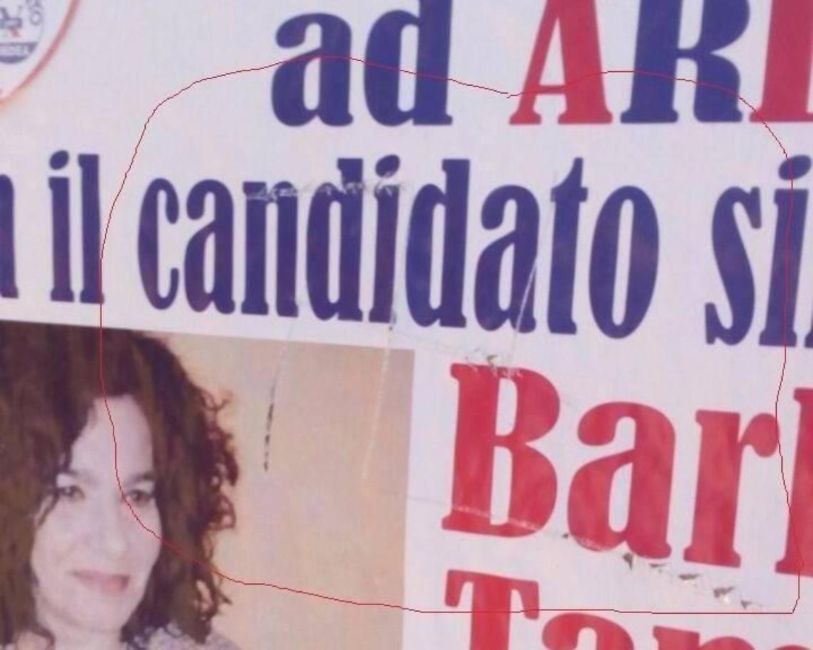 Svastica incisa con una chiave sul manifesto del candidato sindaco Barbara Tamanti