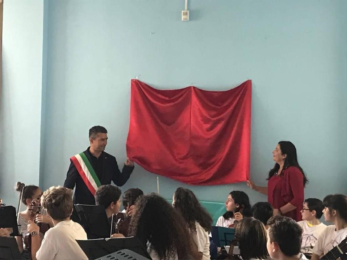 Un'aula della scuola "Sangallo" intitolata a Leonardo e Ludovica Tulli, la commovente cerimonia