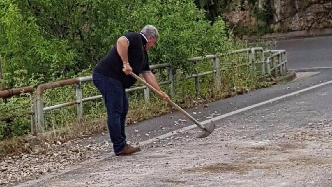 Dopo il temporale arrivano nuovi crolli, sassi in strada e pericoli alle "Coste"