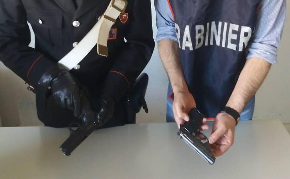 Droga, armi con matricola abrasa e un mare di contante: arrestati due uomini e una donna