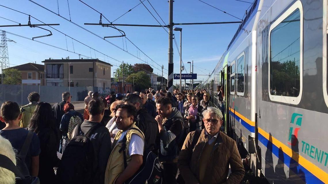 Treni: pendolari sul piede di guerra per le promesse non mantenute, restano i disagi