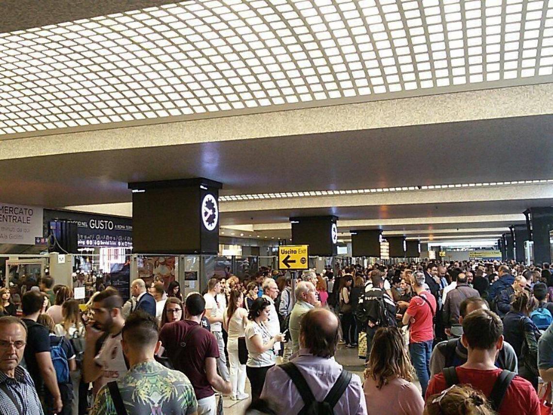Guasto alla linea elettrica tra Cisterna e Campoleone, ritardi di ore e treni cancellati