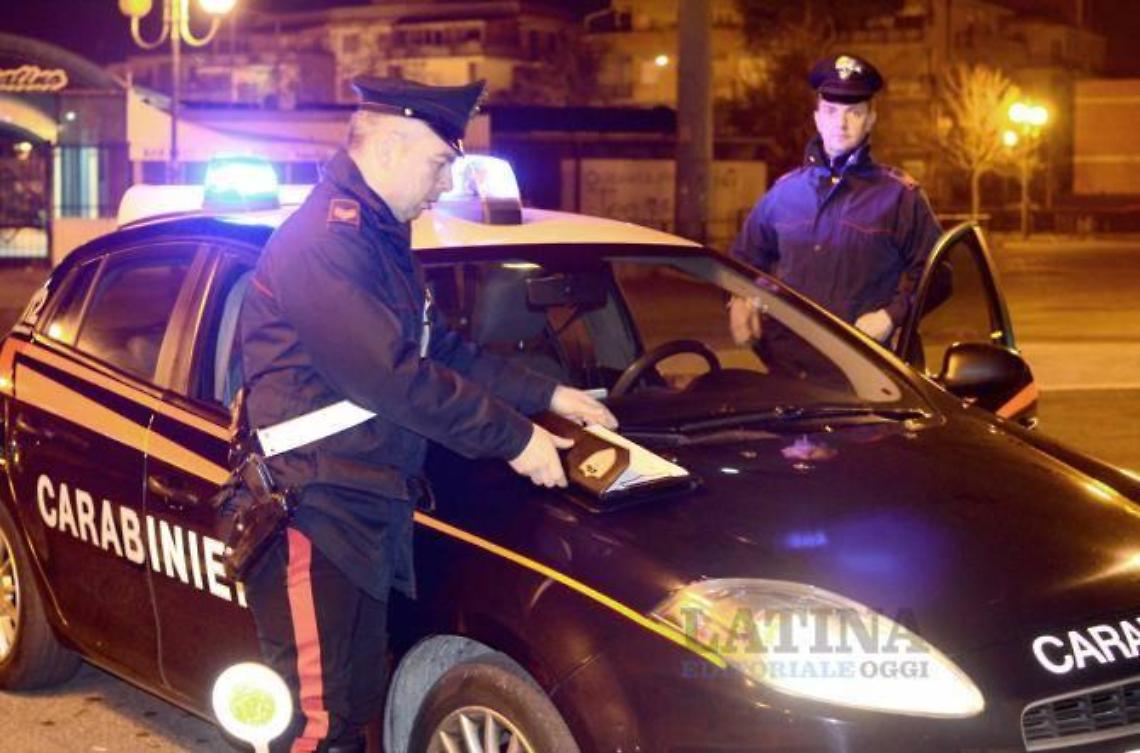 Esplode un colpo in aria all'alba, si lancia dal balcone e si frattura due vertebre
