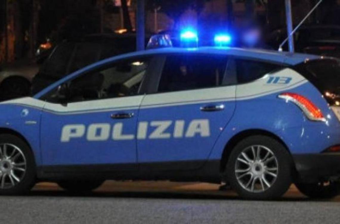 Minorenne picchiato e rapinato in pieno centro, arrestati dalla Mobile due giovani