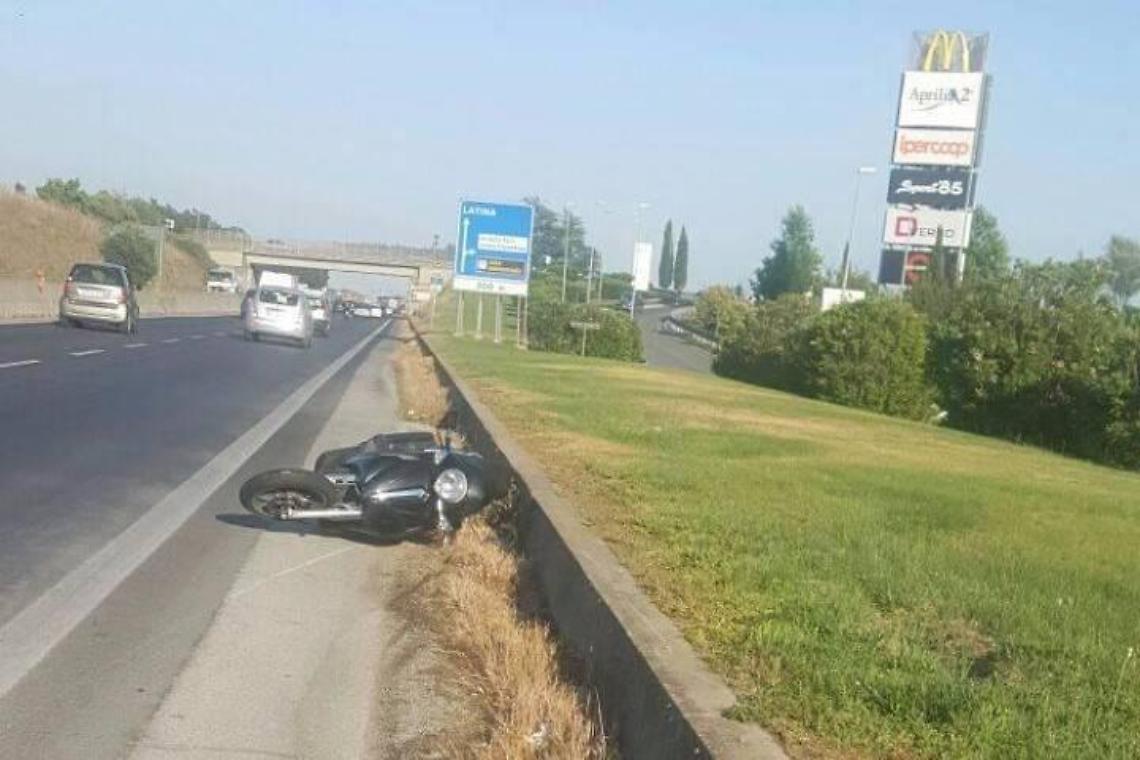 Incidente stradale sulla 148 Pontina, coinvolti un furgone e uno scooter: un ferito
