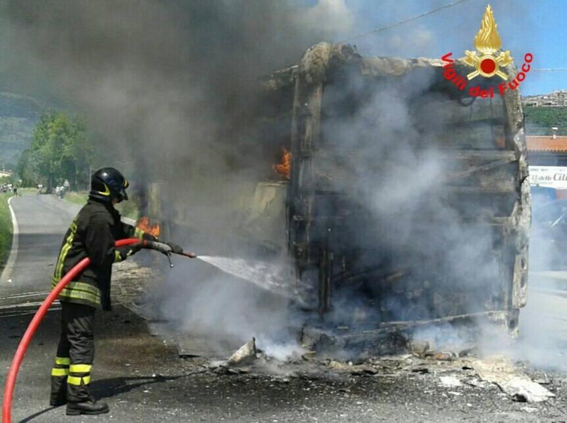 Bus in fiamme sulla Carpinetana, il sindaco Sperduti: "Non voglio mezzi a rischio sulle strade"
