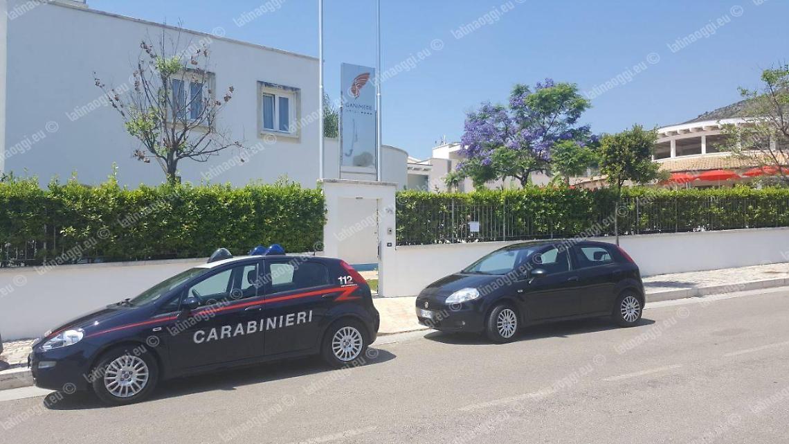 Apposti i cartelli di sequestro all'Hotel Ganimede, si contesta la lottizzazione abusiva