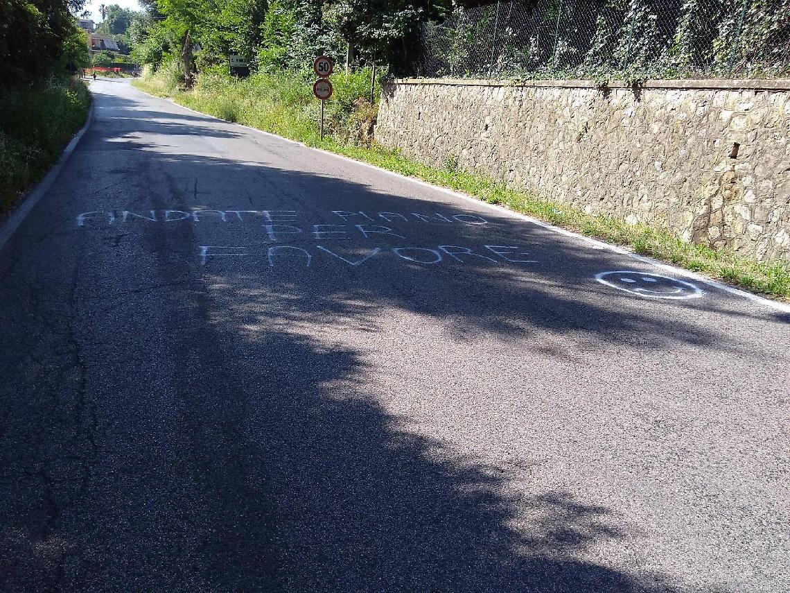 Le auto corrono troppo: i residenti inventano un dissuasore di velocità "Fai-da-te"