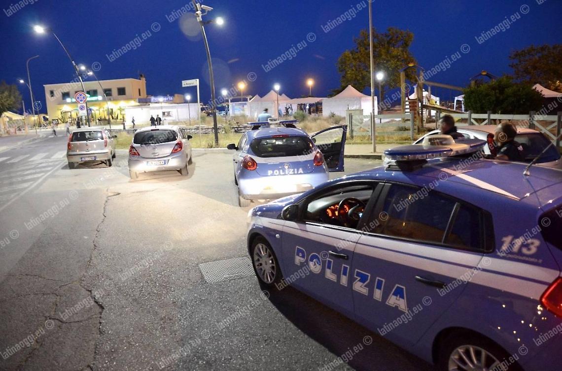 Prima minaccia gli ambulanti poi estrae una pistola e spara in aria, paura a Foce Verde
