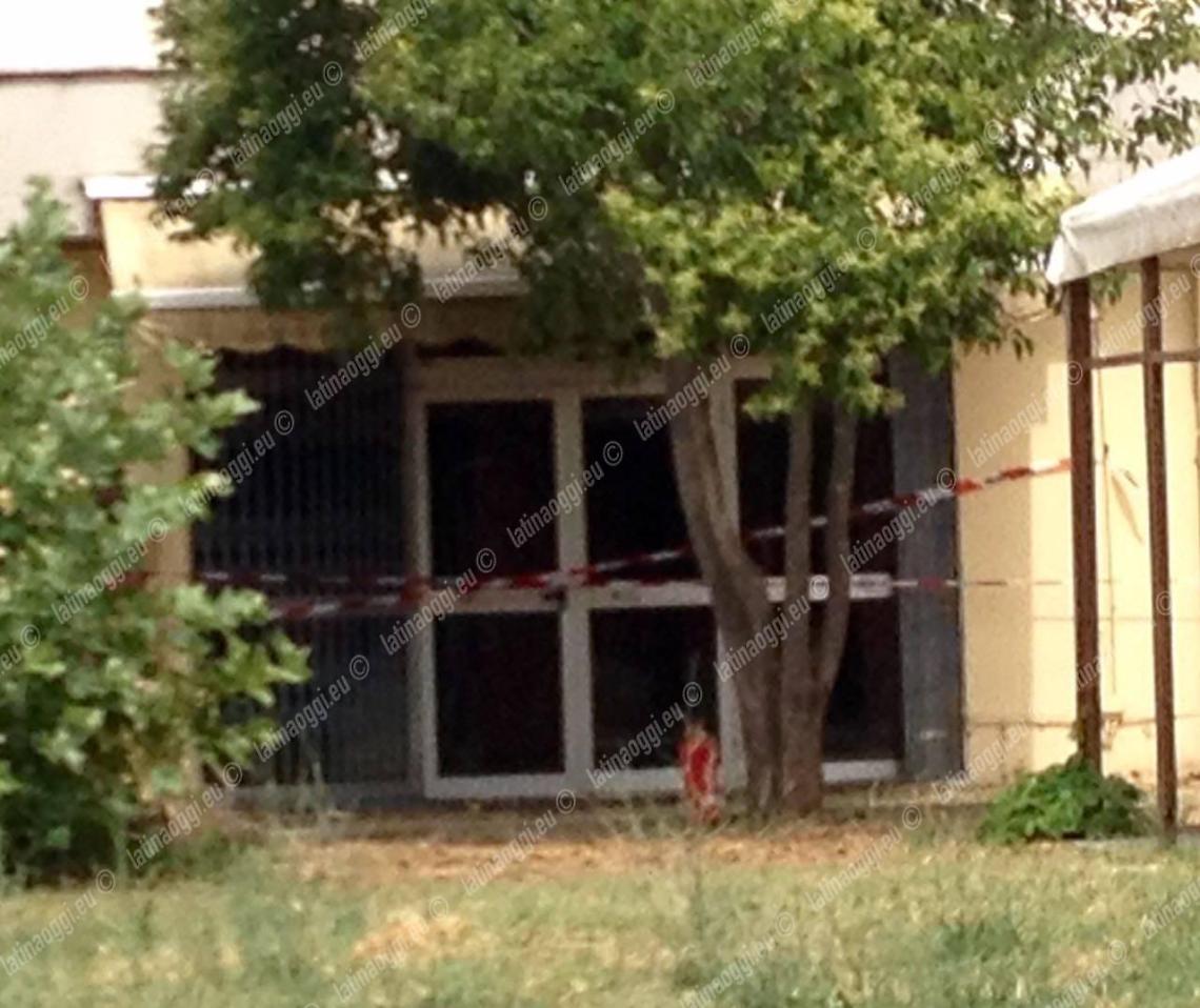 Incendio nel centro polivalente, l'allarme lanciato nella notte nel quartiere San Valentino