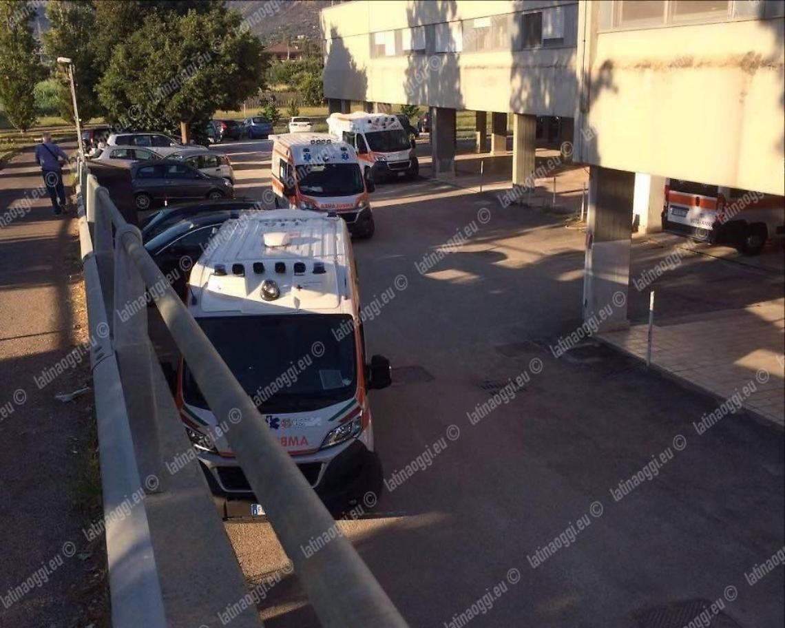 Mancano le barelle e le ambulanze devono aspettare, blocco all'ospedale "Fiorini"