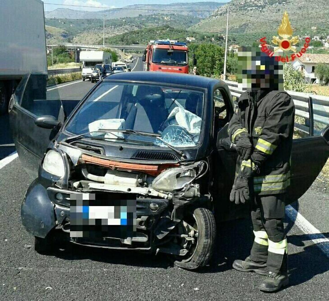 Scontro fra un tir e un'auto sulla Superstrada, ferita la conducente di una piccola monovolume