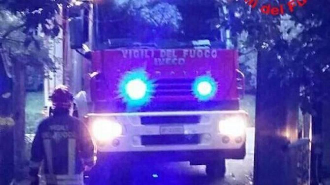 Incendio in vicolo della Fraternit&agrave;, abitazione distrutta dal rogo. Anziano in ospedale