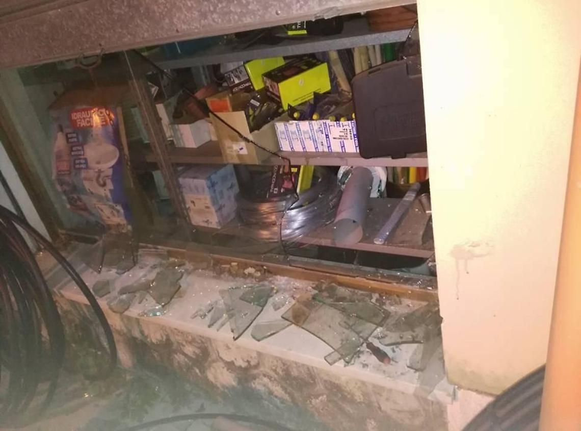 Tentato furto nel negozio del candidato consigliere, danneggiata la vetrina di una ferramenta