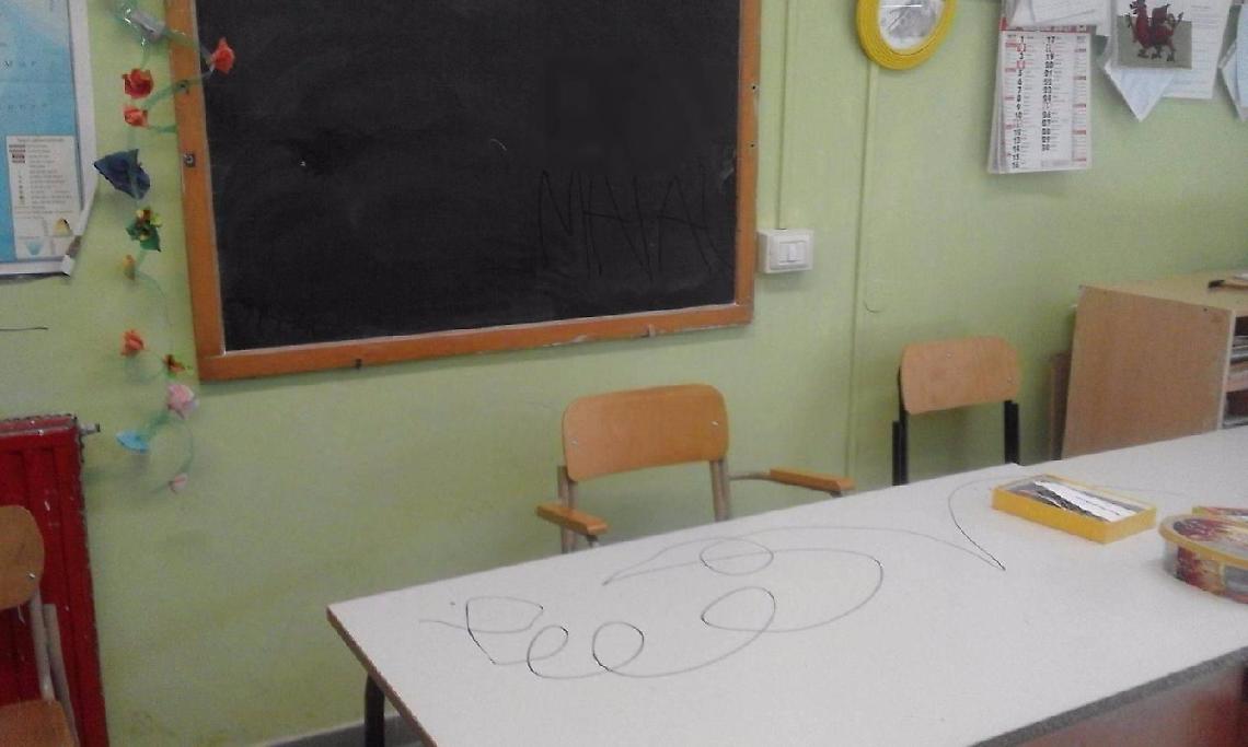 Bestemmie sulle lavagne e due aule a soqquadro, nuovo raid vandalico nella scuola di via Varese