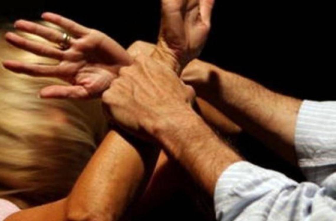 Il marito riprende la moglie a letto con un giovane che gli strappa il cellulare: è rapina