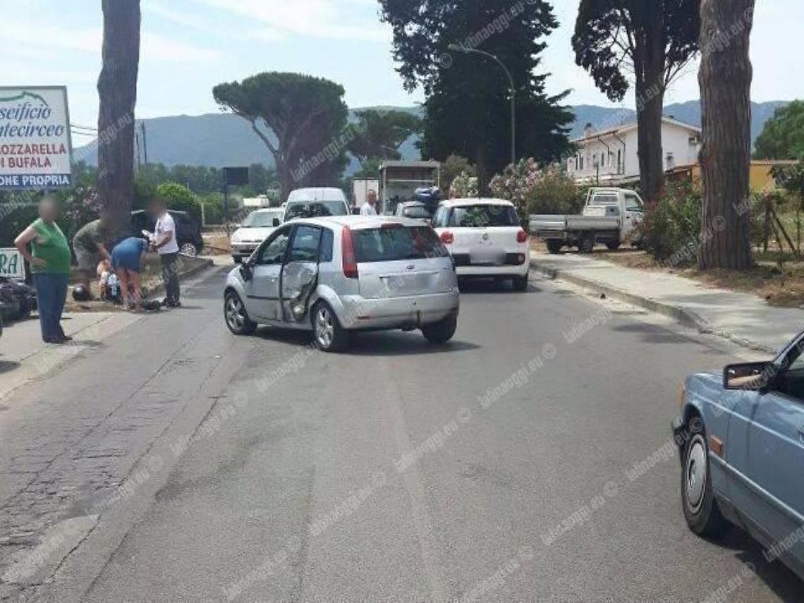 Scontro tra scooter e auto su via Monte Circeo, un ferito. Dinamica al vaglio dei carabinieri