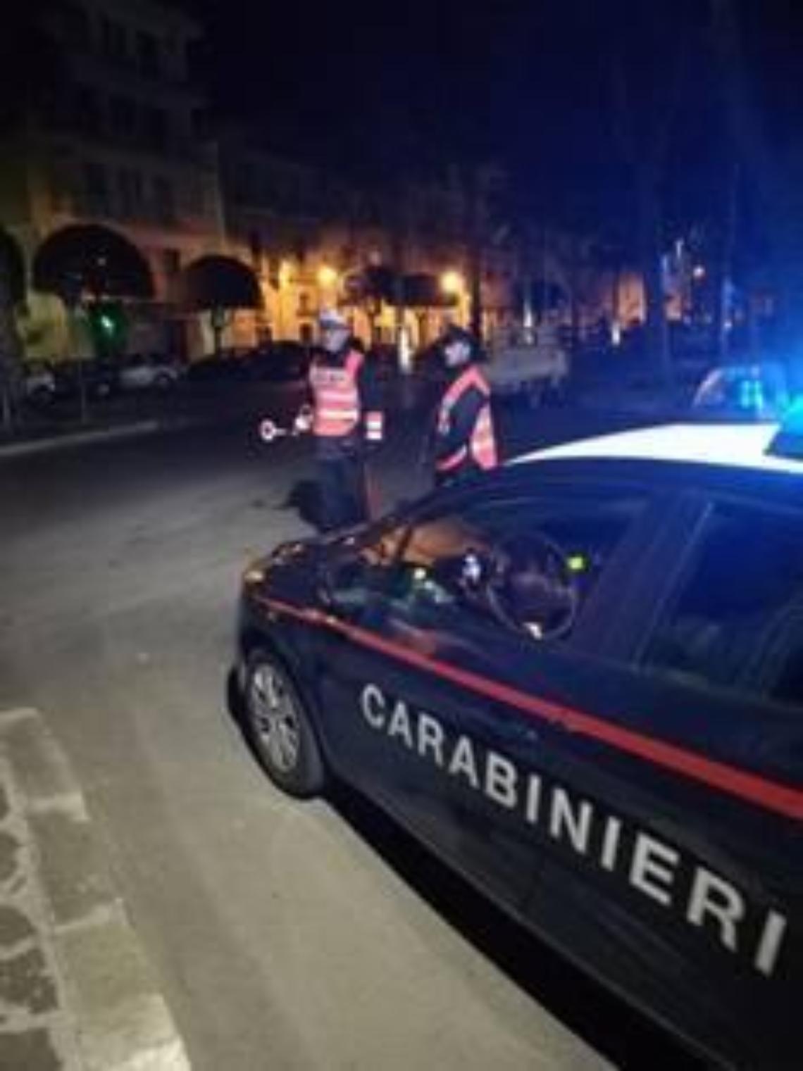 Tenta di accoltellare un passeggero sull'autobus e poi fa resistenza ai carabinieri
