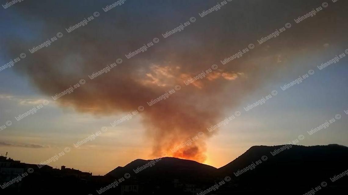 Fiamme altissime sui monti in zona Antignana, lunghe e impervie le operazioni per domare l'incendio
