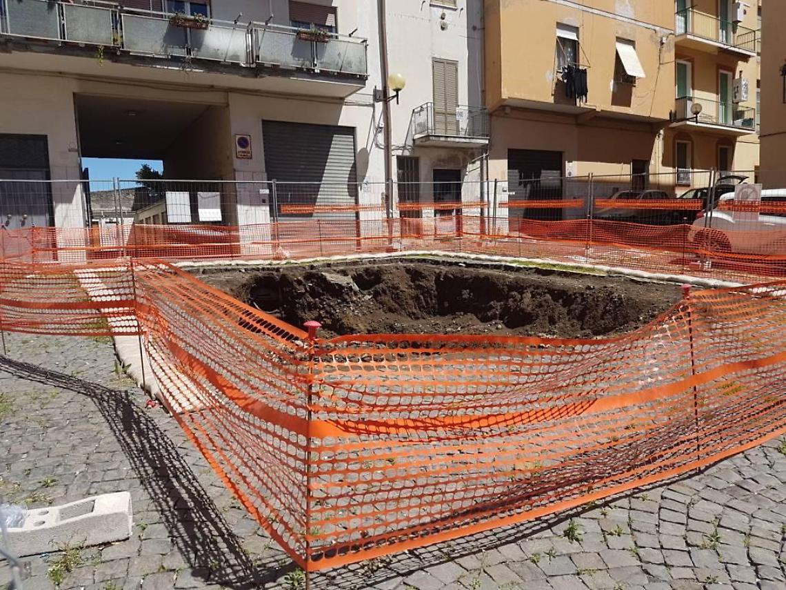 Piazza Pagnoncelli, iniziati i lavori di chiusura della voragine. Operai al lavoro da ieri mattina