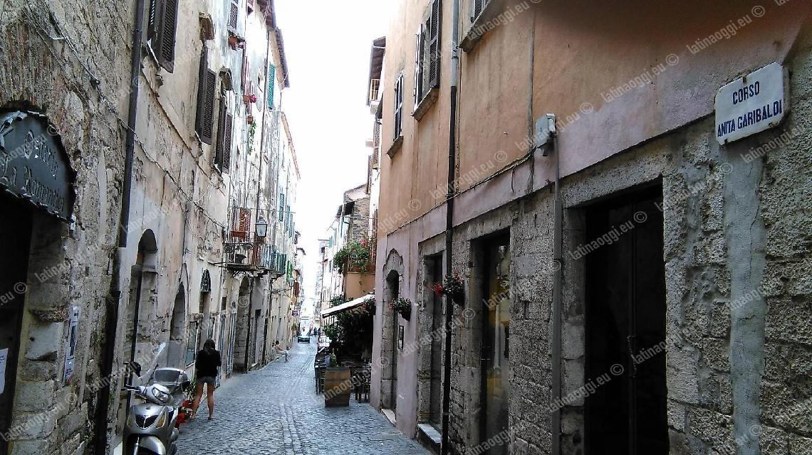 Reperti archeologici di pregio in una casa privata, sequestro della Guardia di Finanza