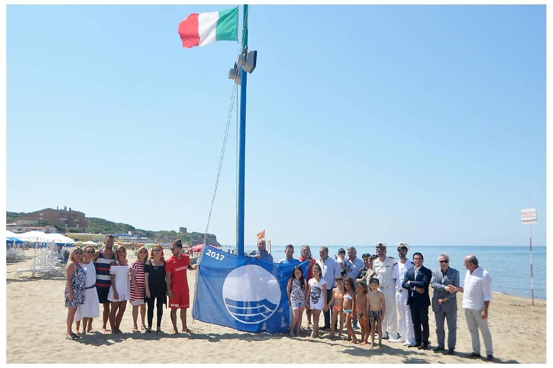 Issata la Bandiera Blu: festa allo stabilimento balneare "La Conchiglia 1" di Lavinio