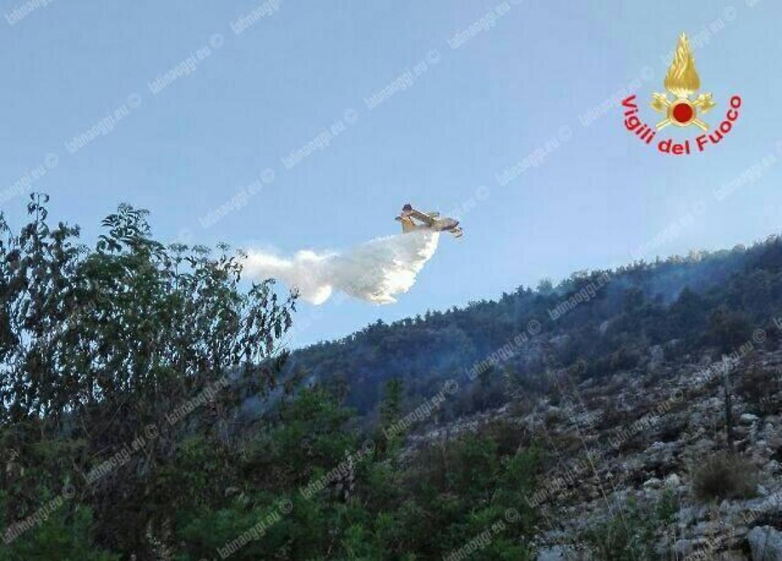 Vasto incendio in montagna, in fiamme quaranta ettari di macchia mediterranea a Mezzabrino