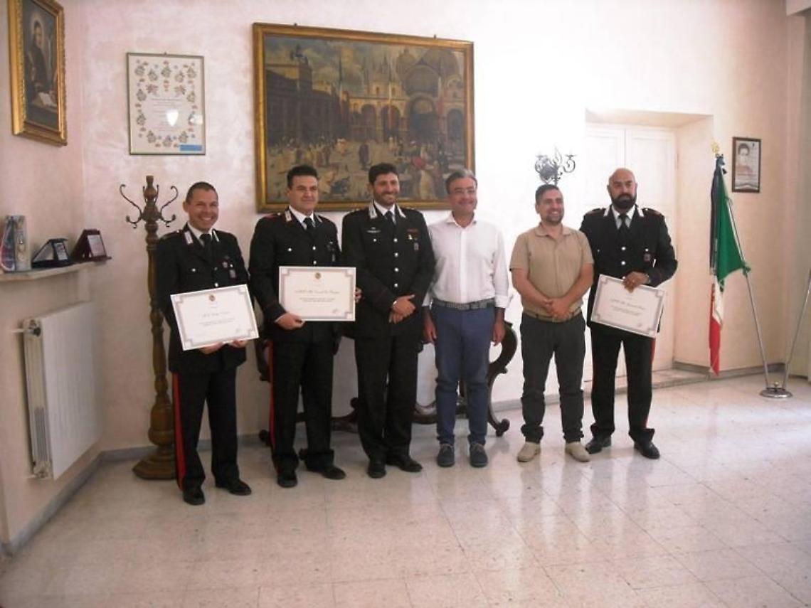 Bloccarono un uomo armato che si aggirava per la città, benemerenza a tre carabinieri