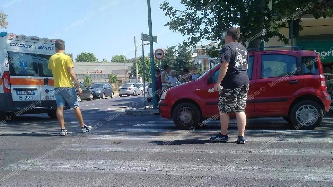 Donna investita da un'auto in centro, finisce al pronto soccorso del Santa Maria Goretti