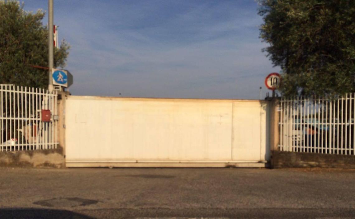 Spari di fucile nella notte nel centro rottami, ferito un 40enne che stava rubando ferro