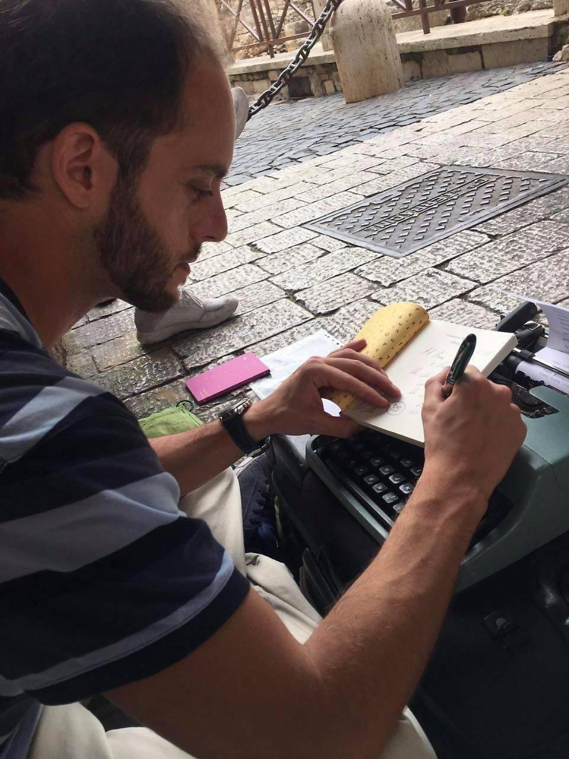 Due lauree e un lavoro da insegnante. Ma Walter lascia tutto per fare lo scrittore di strada