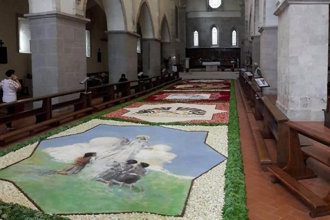 Corpus Domini, fino a domani il tappeto floreale decorerà la navata dell'abbazia di Valvisciolo