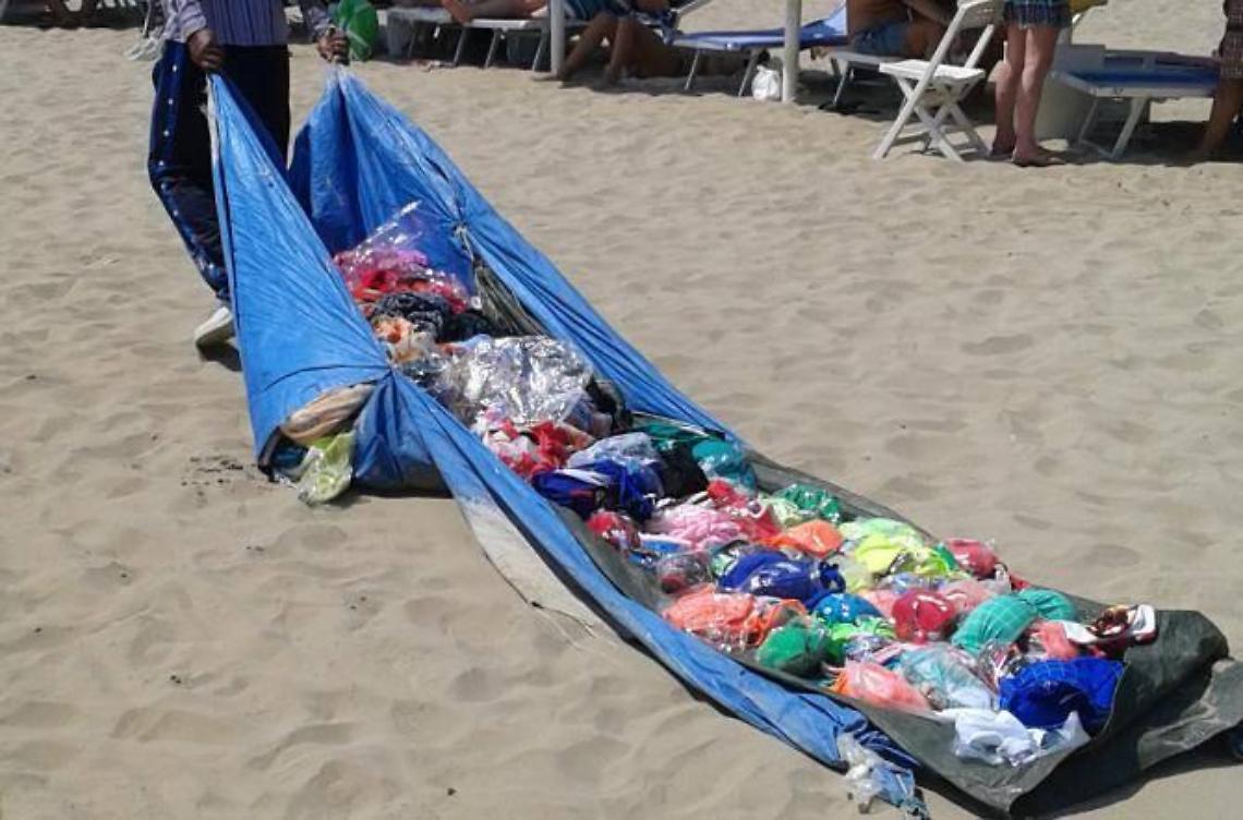 Blitz sul commercio abusivo in spiaggia, marocchino si sdraia sotto un camion per protesta