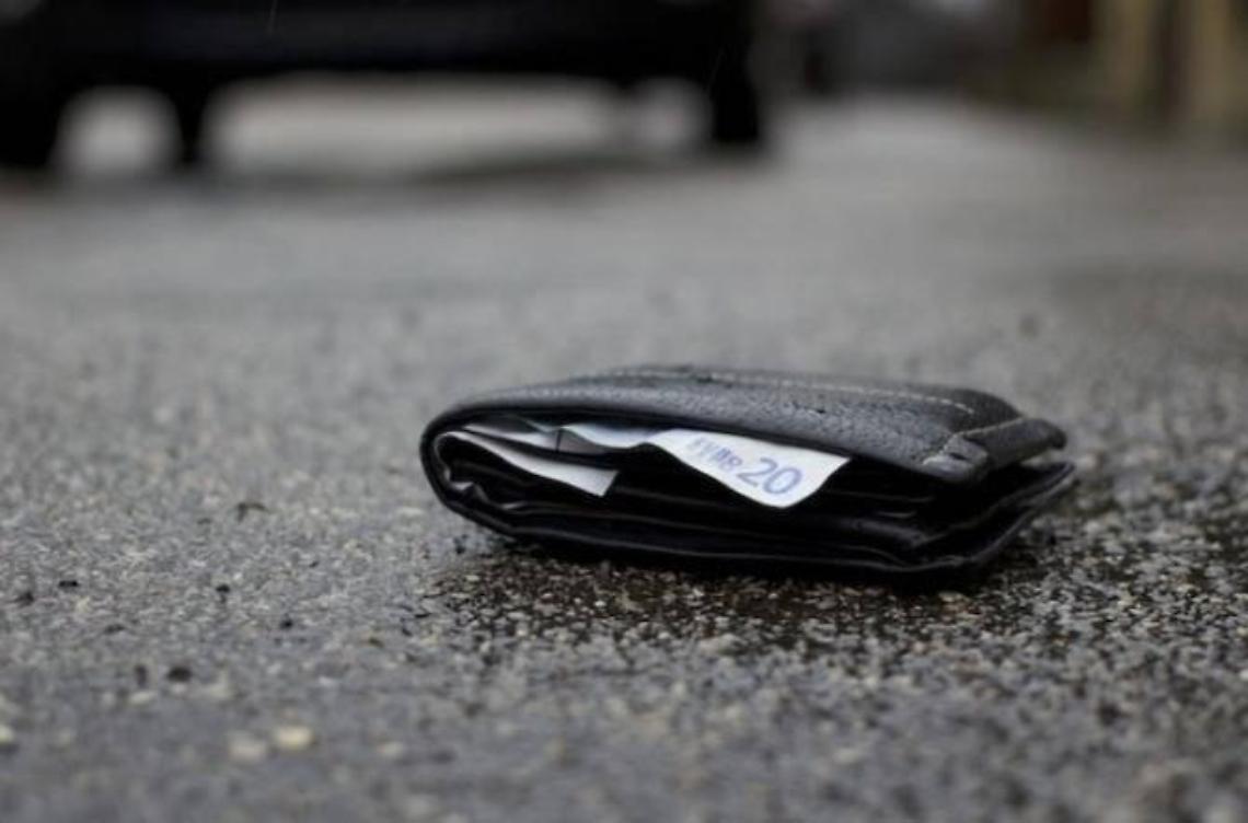 Trovano un portafogli e lo restituiscono alla proprietaria, poi una bella sorpresa