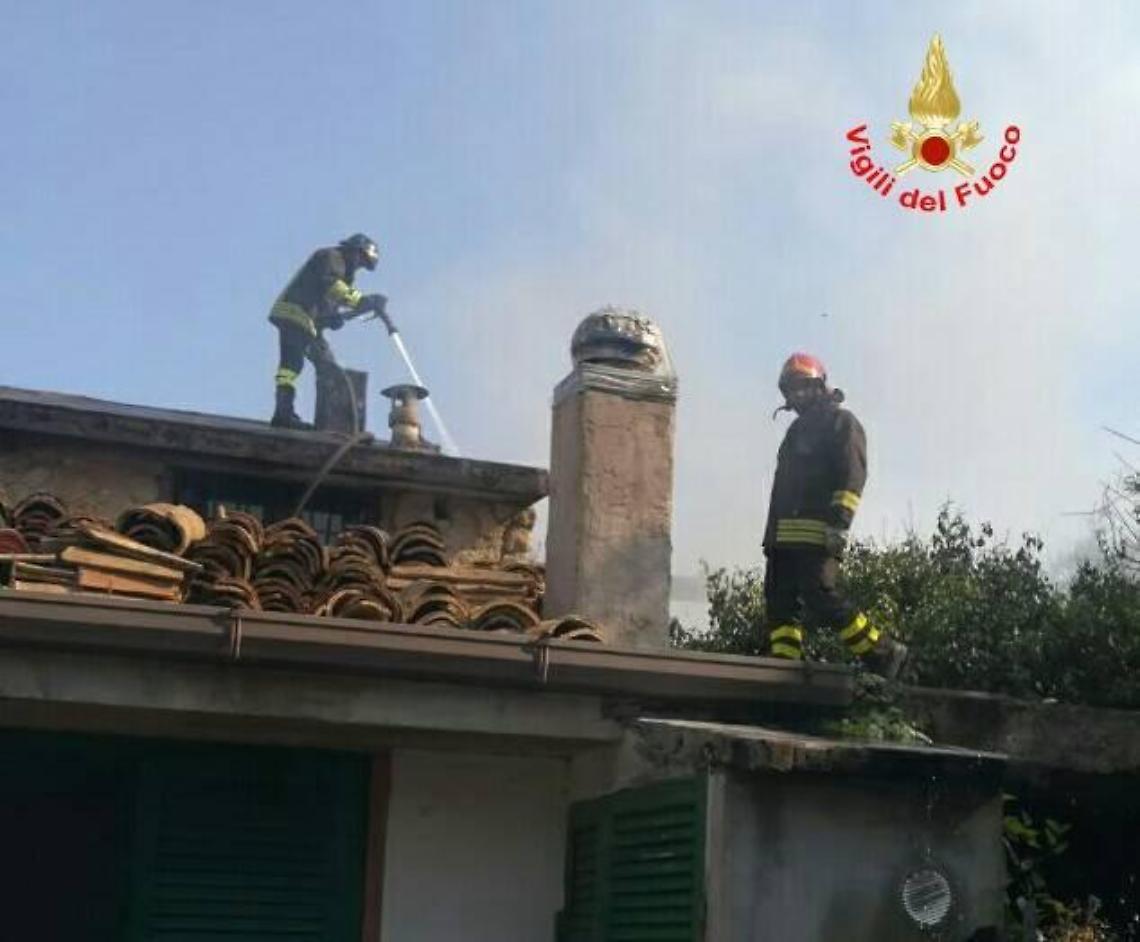 Fiamme all'interno di un immobile abbandonato, operazioni difficili per i vigili del fuoco