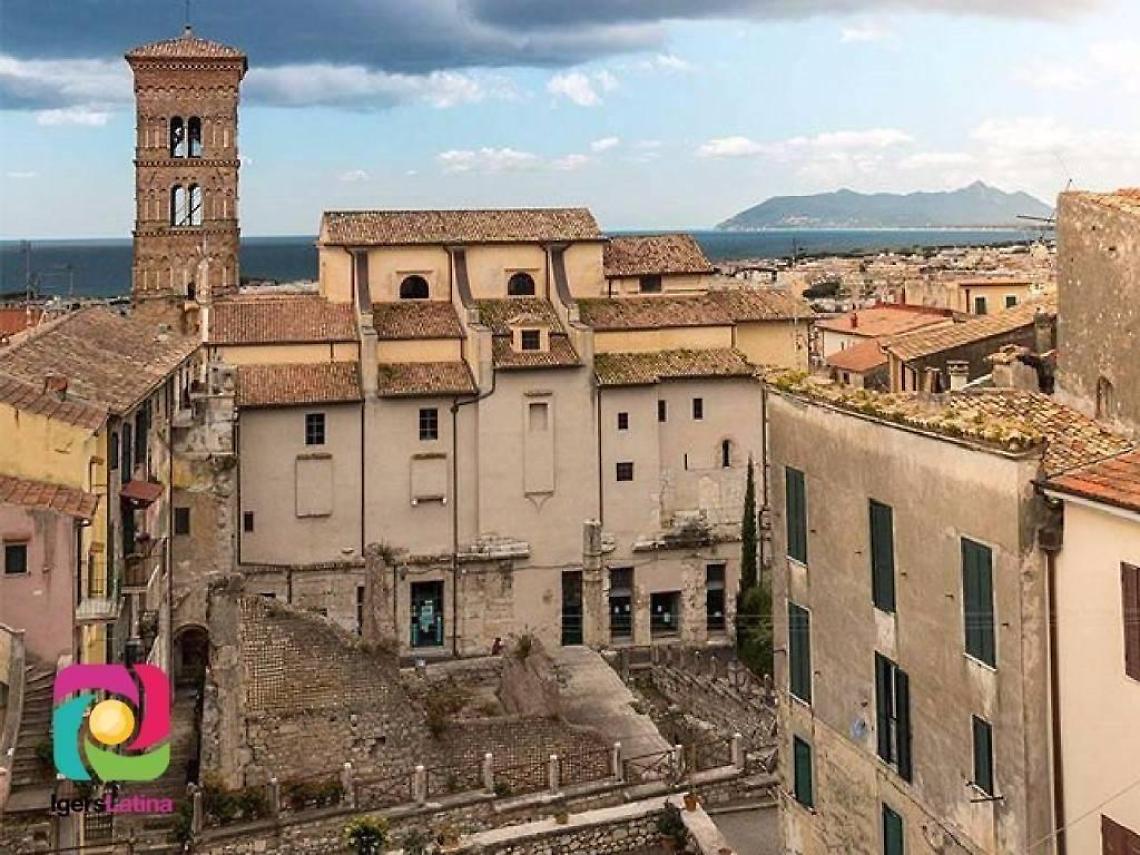 Il centro di Terracina si fonde con il monte Circeo sullo sfondo: la foto incanta il web