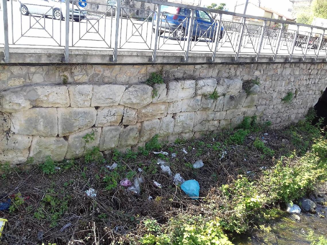 Discariche abusive, rifiuti speciali e roghi "spontanei", il dossier di Legambiente in Procura