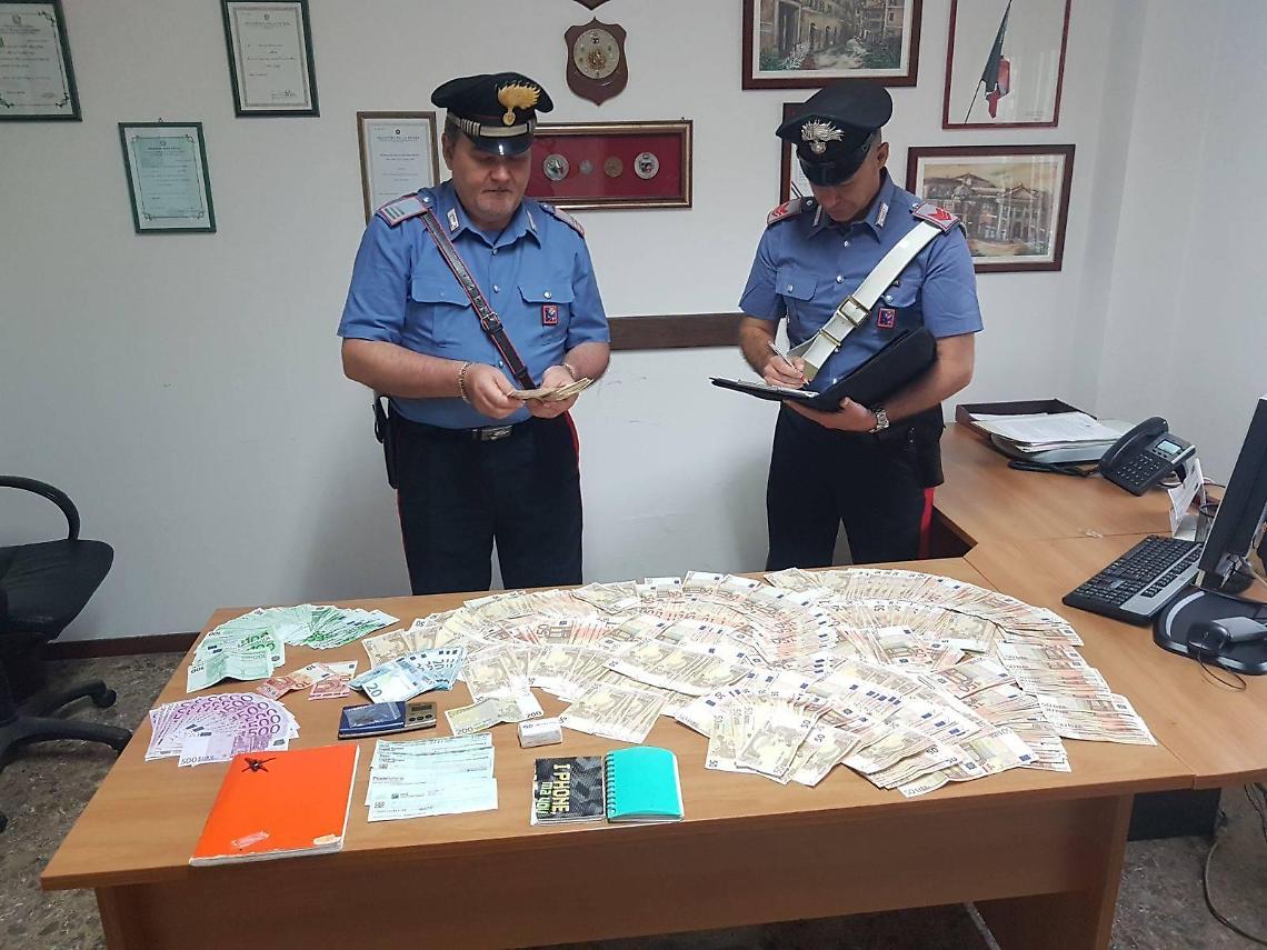 Nascondevano sostanze stupefacenti, agende per la "contabilità" e 77mila euro, denunciati