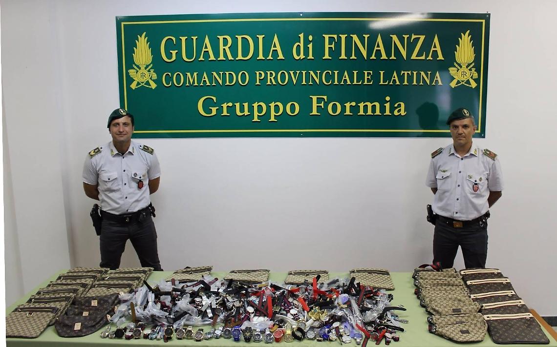 Oltre 600 orologi griffati tra Rolex e Chanel tutti rigorosamente falsi, il sequestro