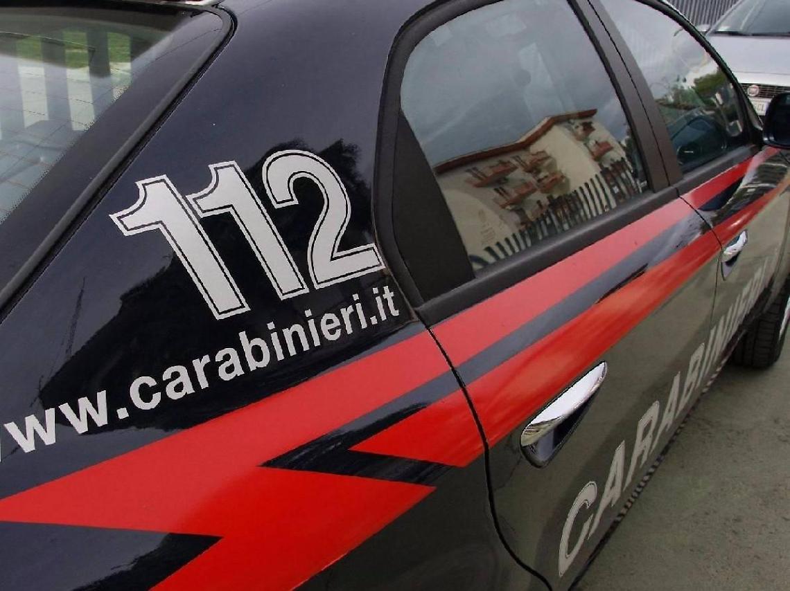 Coltivavano cannabis in casa, arrestati un giovane di 21 anni e il padre 57enne che curava le piante