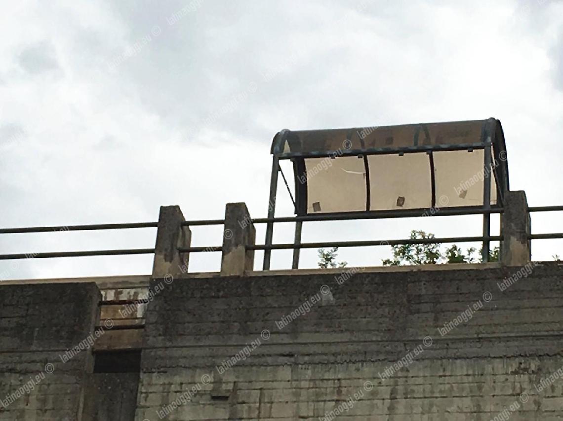 Valigie sospette abbandonate alla fermata del bus, mistero risolto: erano di alcuni migranti