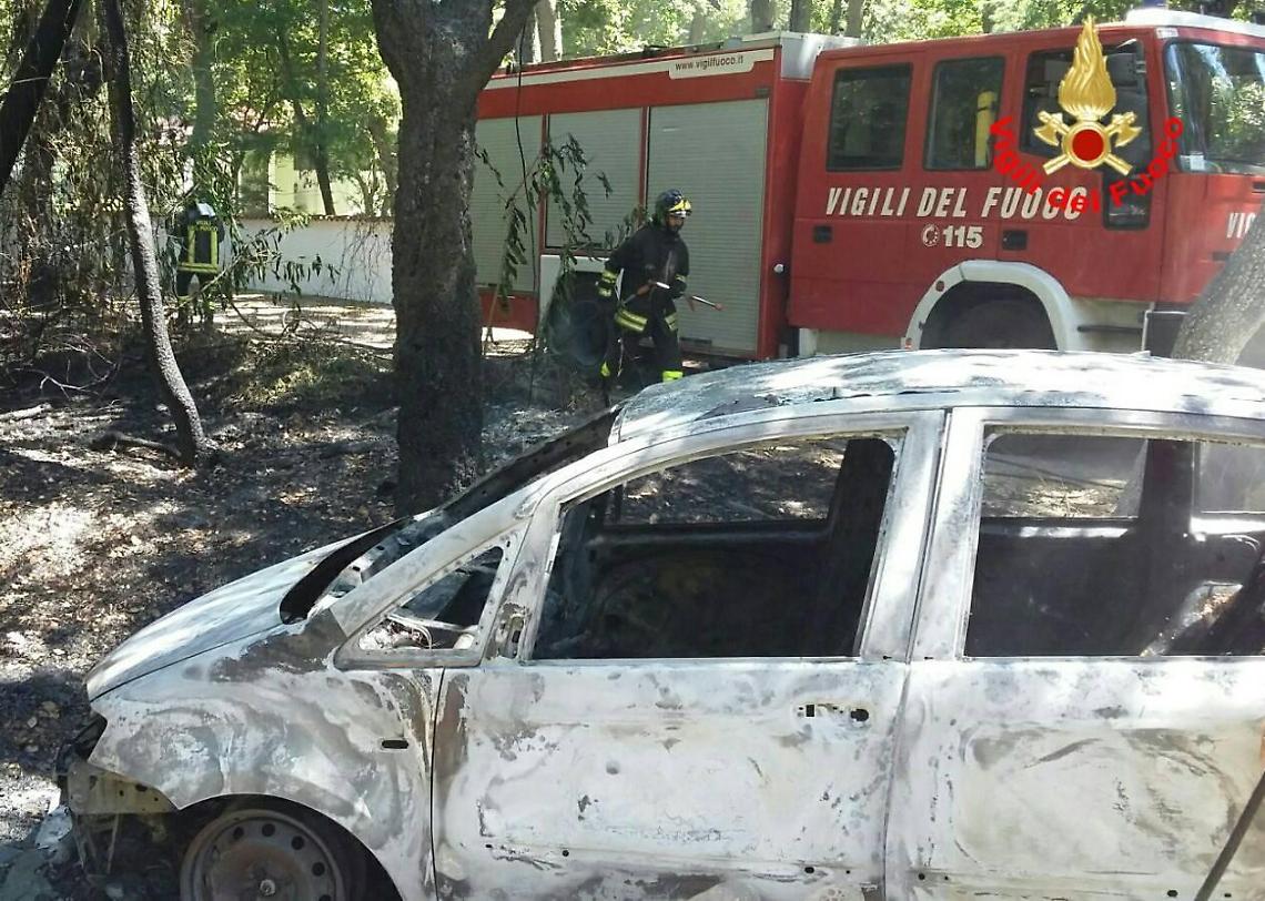Macchina distrutta dalle fiamme a causa di un incendio sterpaglie, il rogo alla Baia d'Argento