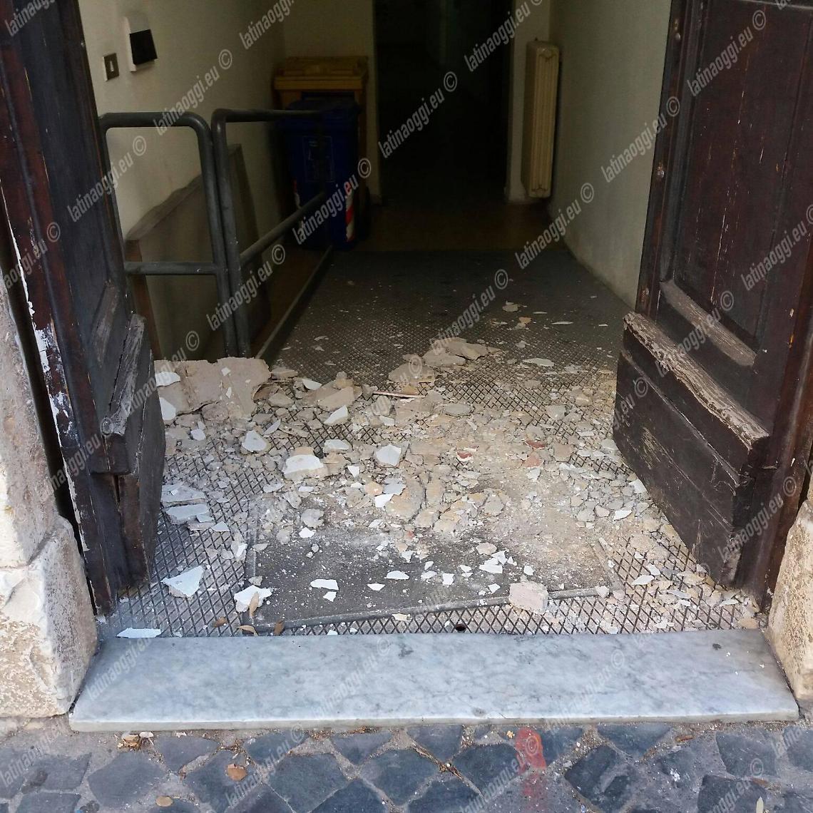 Cade un pezzo di intonaco negli uffici comunale, fortunatamente nessuno è stato coinvolto