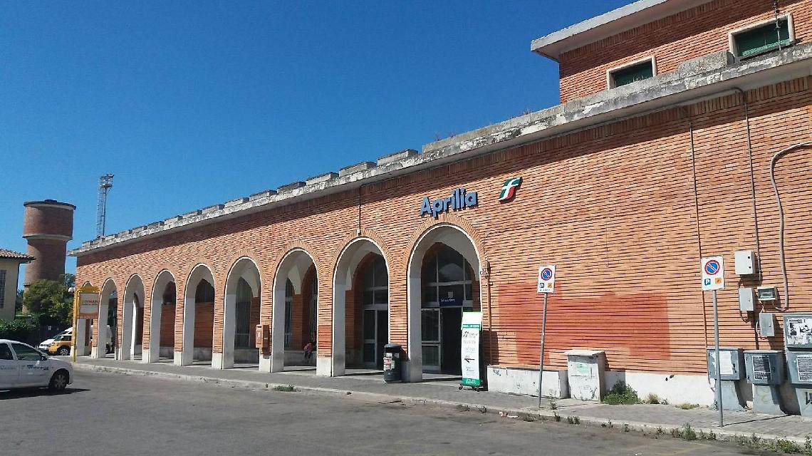Ritardi,  treni soppressi e bagni della stazione chiusi: tutti i disagi dei pendolari