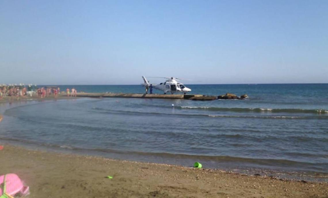 Malore sugli scogli, muore un uomo di 69 anni. Inutili i soccorsi sulla riviera