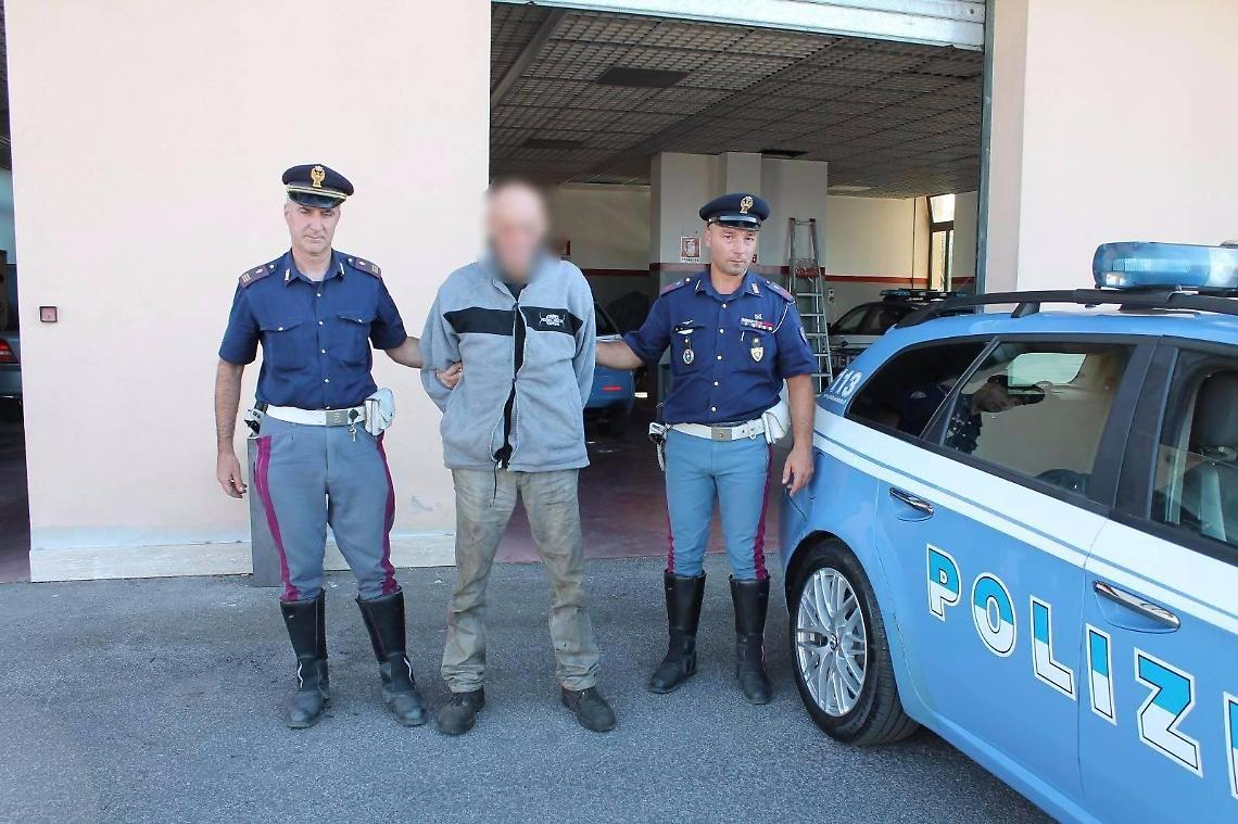 Piromane arrestato in flagranza di reato: potrebbe essere l'autore degli incendi delle ultime 24 ore