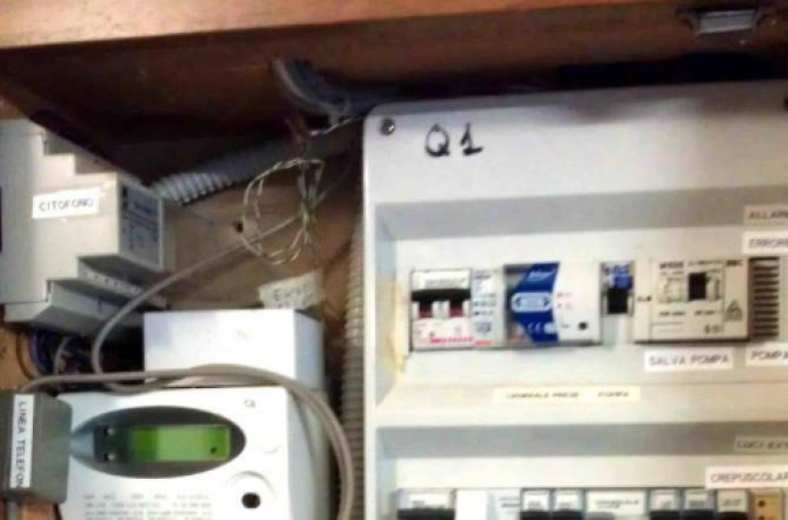 Si allacciano abusivamente e rubano corrente dall'abitazione di una persona defunta