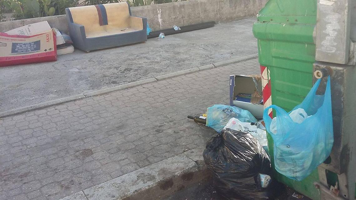 Getta rifiuti ingombranti ai margini della strada, multa da 600 euro dalla Forestale