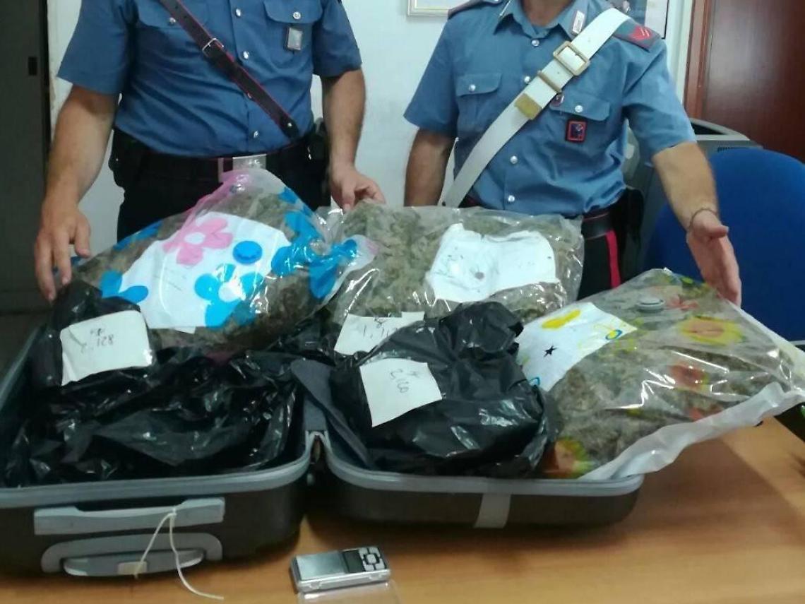 Sorpreso con 5,3 chilogrammi di foglie di marijuana in auto, arrestato un 61enne